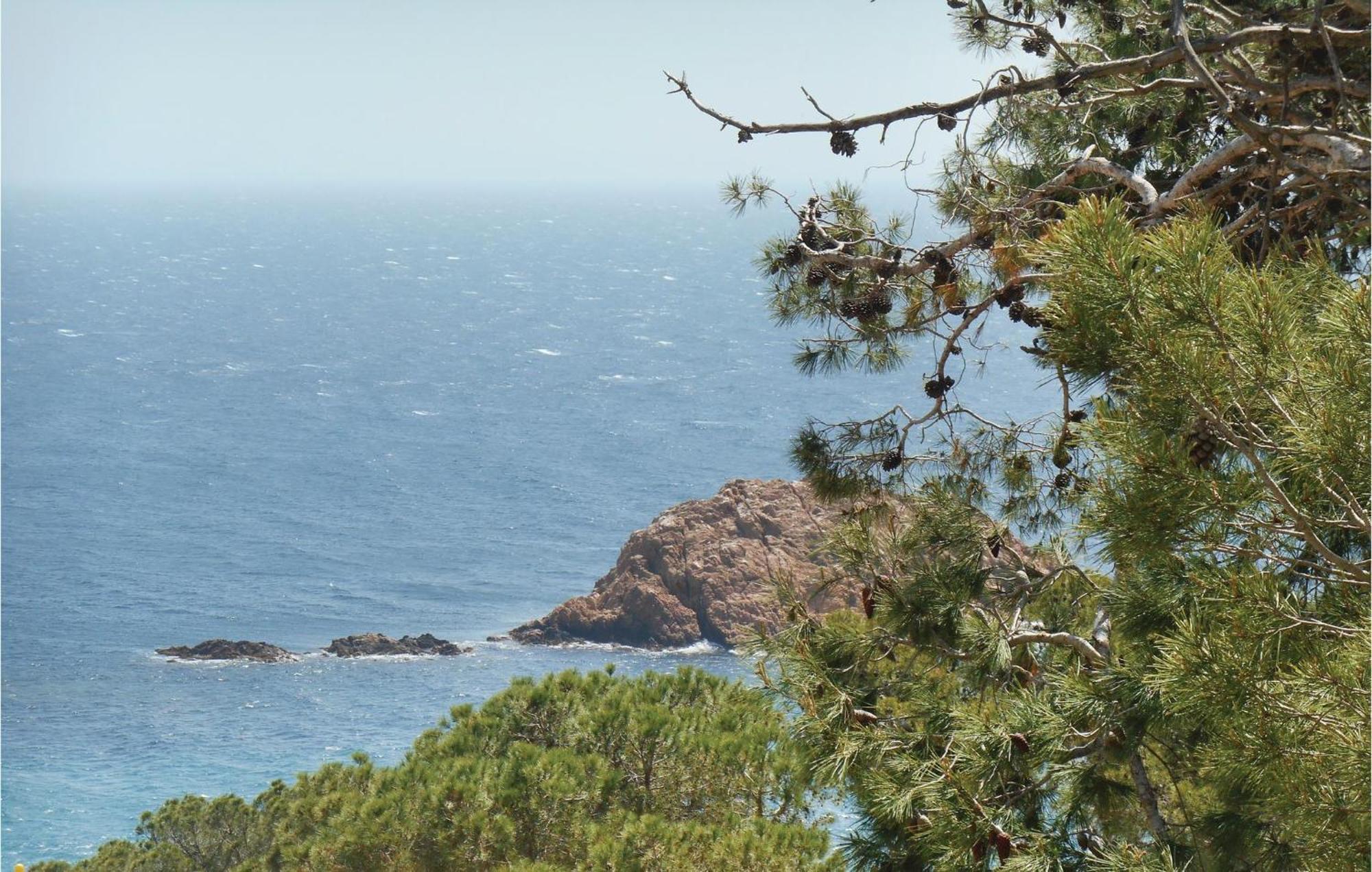 2 Bedroom Amazing Apartment In Tossa De Mar Exteriör bild